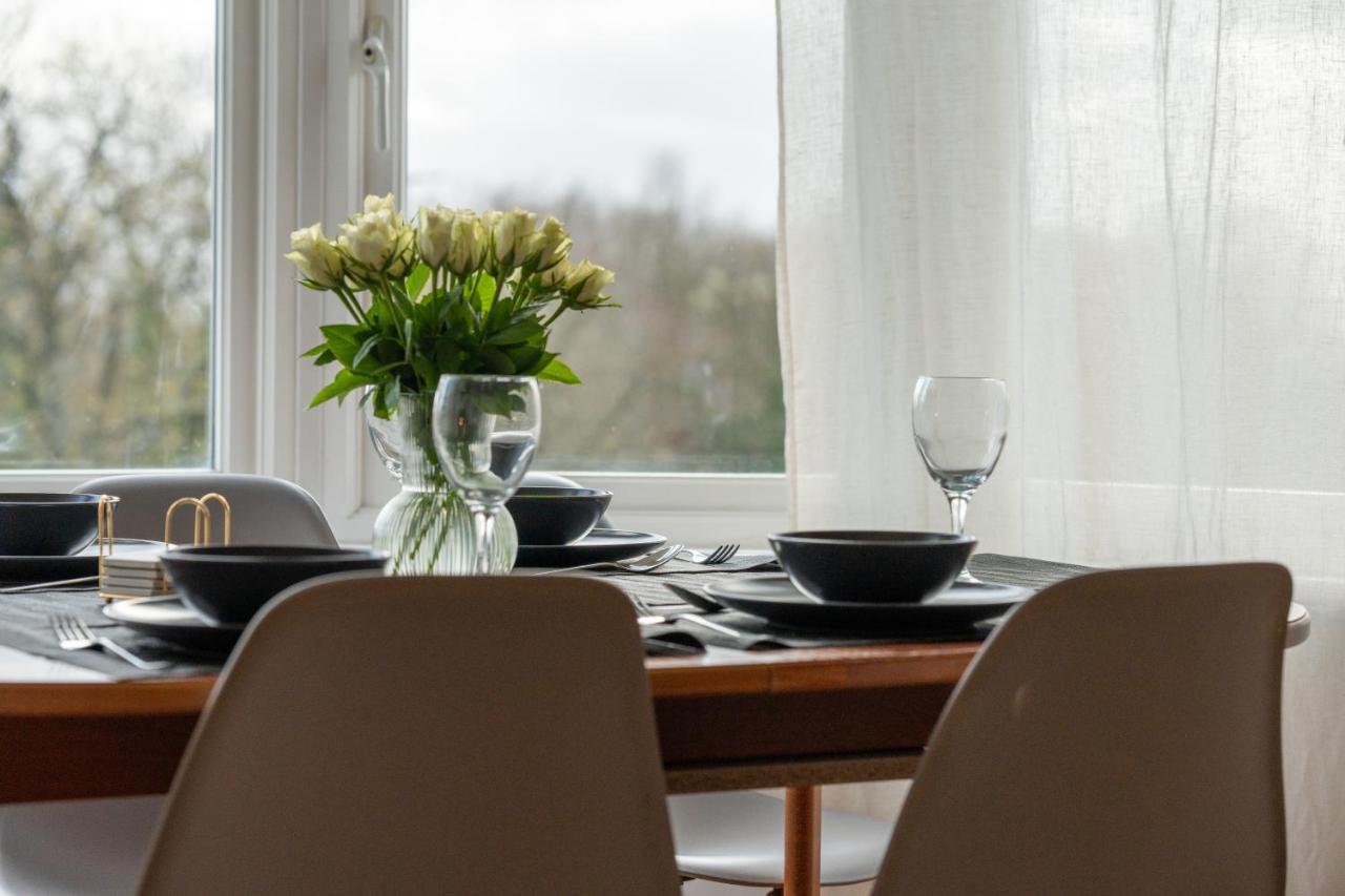 Entire Home In Streatham With Lovely Views & Ultra Fast Wi-Fi Norbury  Bagian luar foto